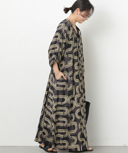 JOURNAL STANDARD relume（ジャーナルスタンダード　レリューム）の「［26SS新作］モダンアフリカンプリントワンピース（ワンピース・レディース・ブラック/ブラウン・FREE）」の5枚目の写真