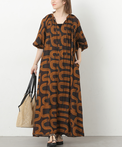 JOURNAL STANDARD relume（ジャーナルスタンダード　レリューム）の「［26SS新作］モダンアフリカンプリントワンピース（ワンピース・レディース・ブラック/ブラウン・FREE）」の8枚目の写真