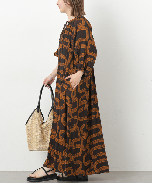 JOURNAL STANDARD relume（ジャーナルスタンダード　レリューム）の「［26SS新作］モダンアフリカンプリントワンピース（ワンピース・レディース・ブラック/ブラウン・FREE）」の9枚目の写真