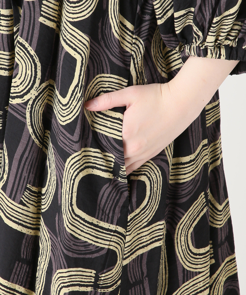 JOURNAL STANDARD relume（ジャーナルスタンダード　レリューム）の「［26SS新作］モダンアフリカンプリントワンピース（ワンピース・レディース・ブラック/ブラウン・FREE）」の18枚目の写真