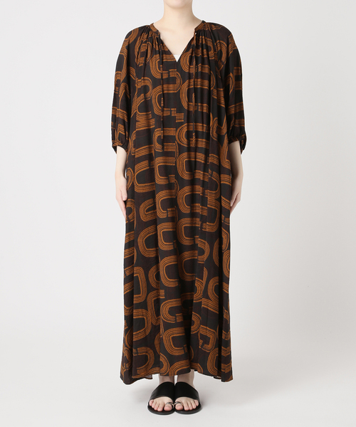 JOURNAL STANDARD relume（ジャーナルスタンダード　レリューム）の「［26SS新作］モダンアフリカンプリントワンピース（ワンピース・レディース・ブラック/ブラウン・FREE）」の22枚目の写真