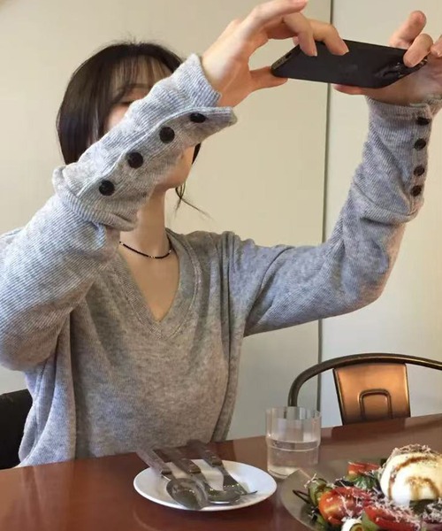 LAFFMO(ラフモ)の「袖ボタンVネックリブニットプルオーバー(Tシャツ/カットソー・レディース・グレー/ネイビー・F)」の18枚目の写真