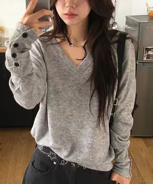 LAFFMO(ラフモ)の「袖ボタンVネックリブニットプルオーバー(Tシャツ/カットソー・レディース・グレー/ネイビー・F)」の9枚目の写真