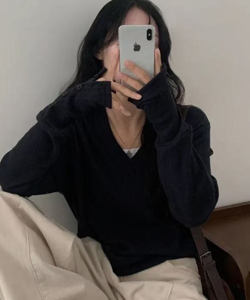 LAFFMO(ラフモ)の「袖ボタンVネックリブニットプルオーバー(Tシャツ/カットソー・レディース・グレー/ネイビー・F)」の4枚目の写真