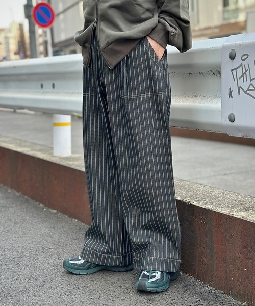 MandO（エムオー）（エムオー）の「ストライプ&無地ベイカータックデニムワイドストレートパンツ（デニムパンツ・メンズ・ブラック/ブルー系その他/インディゴブルー/ブラック系その他・SMALL/LARGE/MEDIUM）」の11枚目の写真