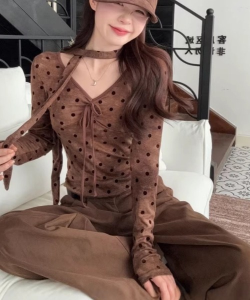 Ritzy（リッツィー）の「前身リボン Vネック トッド柄チョーカー付きロングスリーブトップス（Tシャツ/カットソー・レディース・ブラウン・L/M）」の2枚目の写真