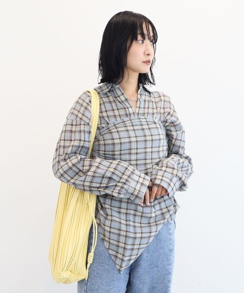 Green Parks(グリーンパークス)の「スカーフ付チェックシャツ(シャツ/ブラウス・レディース・ホワイト/チャコールグレー/サックスブルー・FREE)」の3枚目の写真