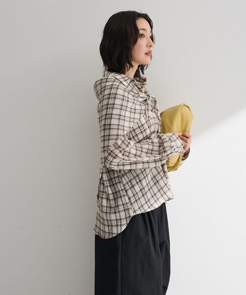 Green Parks(グリーンパークス)の「スカーフ付チェックシャツ(シャツ/ブラウス・レディース・ホワイト/チャコールグレー/サックスブルー・FREE)」の16枚目の写真