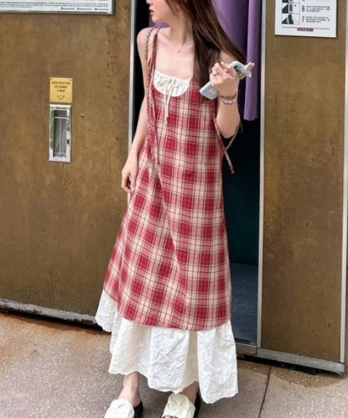 AMAJI(アマジ)の「チェック柄 レース切替 キャミソールワンピース(ワンピース・レディース・レッド/ライトブルー・SMALL/MEDIUM/LARGE/X-LARGE)」の2枚目の写真