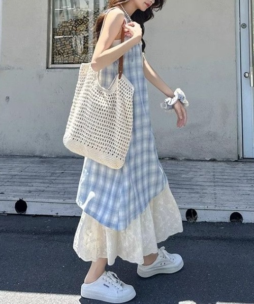 AMAJI(アマジ)の「チェック柄 レース切替 キャミソールワンピース(ワンピース・レディース・レッド/ライトブルー・SMALL/MEDIUM/LARGE/X-LARGE)」の3枚目の写真