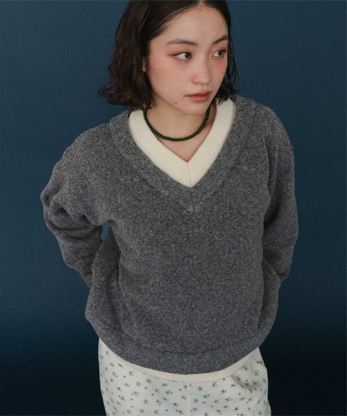 miette(ミエット)の「ダブルカラーVネックニットプルオーバー(ニット/セーター・レディース・ブラック/ライトグレー/チャコール・FREE)」の1枚目の写真