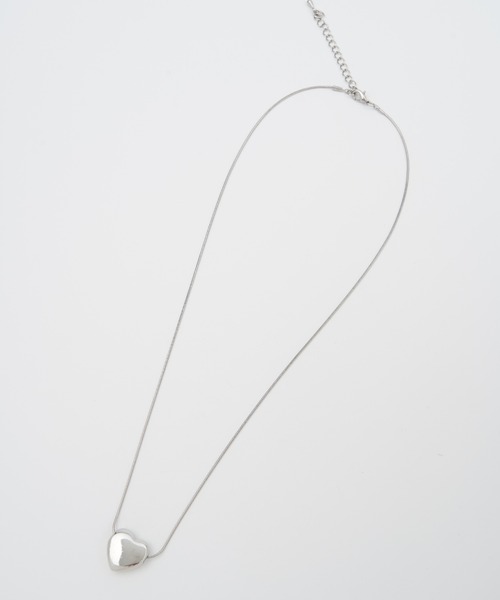 SOEMIN（ソミン）の「Metal heart necklace／メタルハートロングネックレス（ネックレス・レディース・シルバー・FREE）」の4枚目の写真