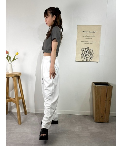 marcydorn(マーシードルン)の「クロップド丈アシンメトリーTシャツ(Tシャツ/カットソー・レディース・ホワイト/グレー・ONE SIZE)」の6枚目の写真