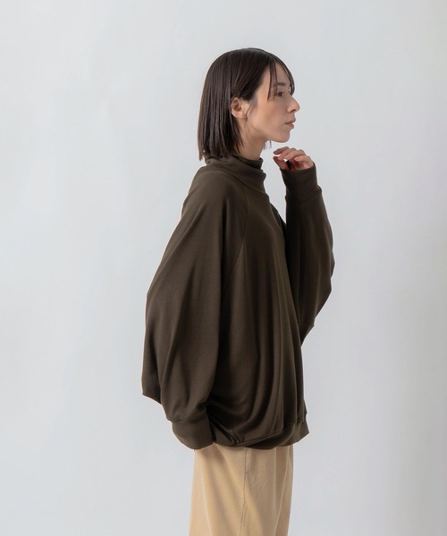 Kelen(ケレン)の「「KELEN / ケレン」ドルマンスリーブハイネックトップス(Tシャツ/カットソー・レディース・カーキ/ブラック/チャコールグレー/ライトベージュ・S/M)」の13枚目の写真