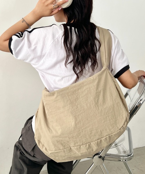 wears(ウェアーズ)の「【A4収納可・軽量】大容量ムーンショルダーバッグ(ショルダーバッグ・レディース・ブラック/ブラウン/カーキ/ベージュ・FREE)」の3枚目の写真