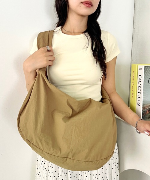 wears(ウェアーズ)の「【A4収納可・軽量】大容量ムーンショルダーバッグ(ショルダーバッグ・レディース・ブラック/ブラウン/カーキ/ベージュ・FREE)」の2枚目の写真