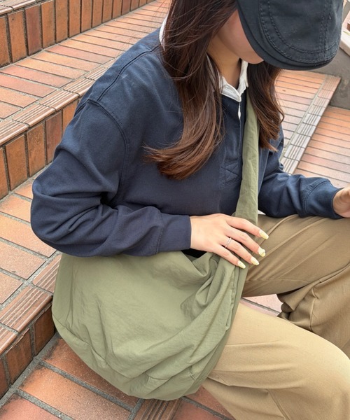 wears(ウェアーズ)の「【A4収納可・軽量】大容量ムーンショルダーバッグ(ショルダーバッグ・レディース・ブラック/ブラウン/カーキ/ベージュ・FREE)」の4枚目の写真