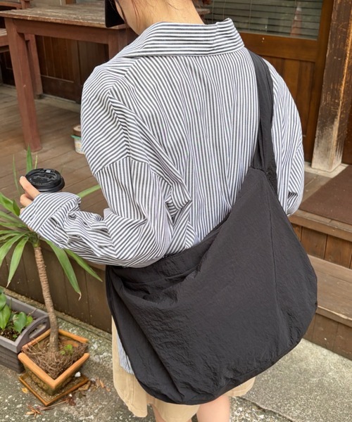 wears(ウェアーズ)の「【A4収納可・軽量】大容量ムーンショルダーバッグ(ショルダーバッグ・レディース・ブラック/ブラウン/カーキ/ベージュ・FREE)」の1枚目の写真