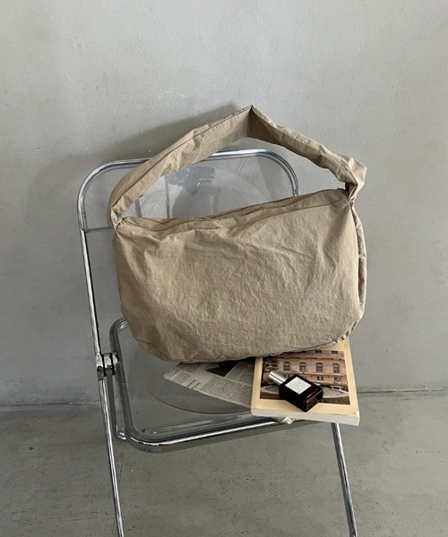 wears(ウェアーズ)の「【A4収納可・軽量】大容量ムーンショルダーバッグ(ショルダーバッグ・レディース・ブラック/ブラウン/カーキ/ベージュ・FREE)」の7枚目の写真