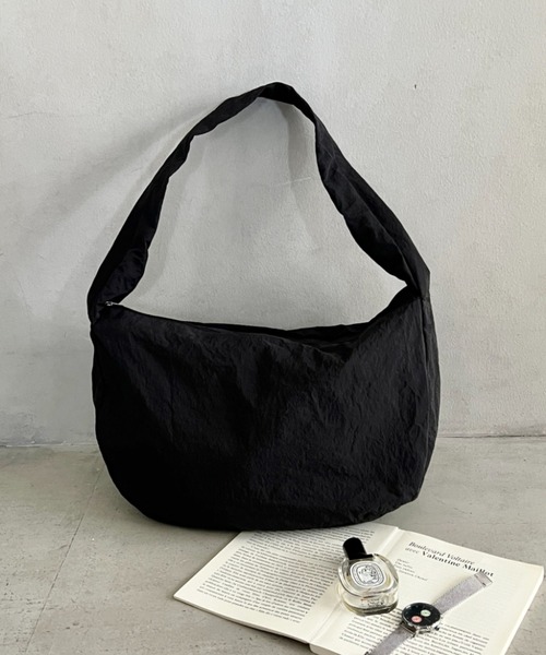 wears(ウェアーズ)の「【A4収納可・軽量】大容量ムーンショルダーバッグ(ショルダーバッグ・レディース・ブラック/ブラウン/カーキ/ベージュ・FREE)」の5枚目の写真
