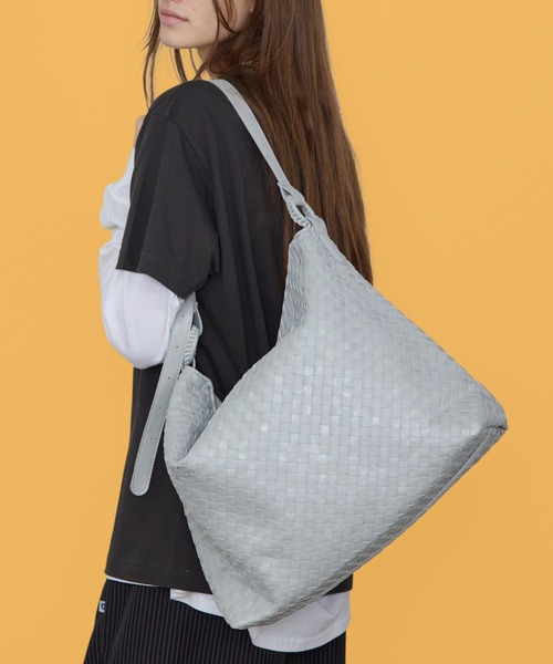 Chick(チック)の「【2WAY】【A4サイズ対応】Shoulder Bag with Star-Shaped Charm and Slung Silhouette / 星形チャーム付き スラウチシルエット ショルダーバッグ y2k 韓国系 レディース 秋 秋服 2026年秋冬(ショルダーバッグ・レディース・ホワイト/ブラック/ブラウン/シルバー・FREE)」の4枚目の写真