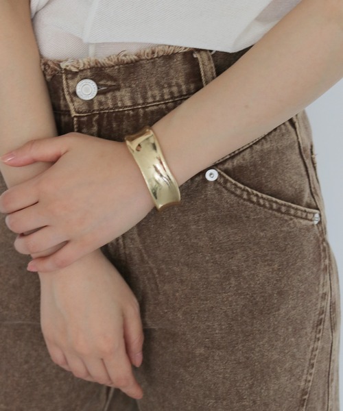 cheriella(シェリエラ)の「【cheriella】メタルワイドバングル METAL WIDE BANGLE(ブレスレット・レディース・ゴールド・FREE)」の2枚目の写真