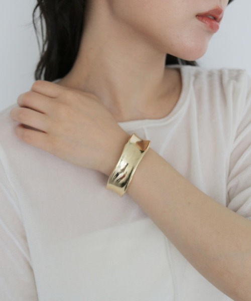 cheriella(シェリエラ)の「【cheriella】メタルワイドバングル METAL WIDE BANGLE(ブレスレット・レディース・ゴールド・FREE)」の3枚目の写真