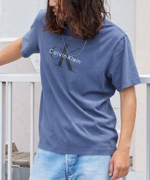 Calvin Klein（カルバン・クライン）の「Calvin Klein/カルバンクライン SS 20S ACID WASH MONOLOGO GRAPHIC TEE ショートスリーブ20SモノグラムTシャツ アシッドウォッシュ モノロゴ グラフィック Tシャツ 半袖 クルーネック フロント プリント メンズ レディース 2026年 夏 夏服（Tシャツ/カットソー・メンズ・ブラック/ブルー/ネイビー・S/M/L/XL）」の2枚目の写真