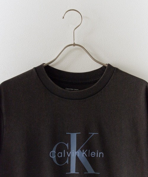 Calvin Klein（カルバン・クライン）の「Calvin Klein/カルバンクライン SS 20S ACID WASH MONOLOGO GRAPHIC TEE ショートスリーブ20SモノグラムTシャツ アシッドウォッシュ モノロゴ グラフィック Tシャツ 半袖 クルーネック フロント プリント メンズ レディース 2026年 夏 夏服（Tシャツ/カットソー・メンズ・ブラック/ブルー/ネイビー・S/M/L/XL）」の4枚目の写真
