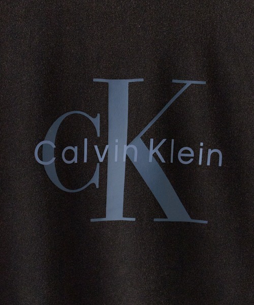 Calvin Klein（カルバン・クライン）の「Calvin Klein/カルバンクライン SS 20S ACID WASH MONOLOGO GRAPHIC TEE ショートスリーブ20SモノグラムTシャツ アシッドウォッシュ モノロゴ グラフィック Tシャツ 半袖 クルーネック フロント プリント メンズ レディース 2026年 夏 夏服（Tシャツ/カットソー・メンズ・ブラック/ブルー/ネイビー・S/M/L/XL）」の5枚目の写真