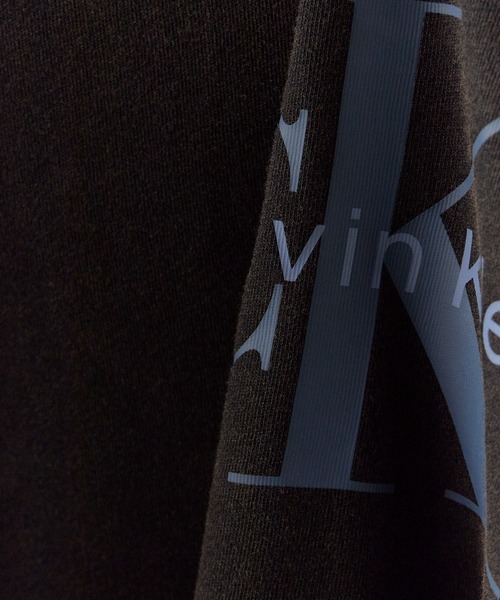 Calvin Klein（カルバン・クライン）の「Calvin Klein/カルバンクライン SS 20S ACID WASH MONOLOGO GRAPHIC TEE ショートスリーブ20SモノグラムTシャツ アシッドウォッシュ モノロゴ グラフィック Tシャツ 半袖 クルーネック フロント プリント メンズ レディース 2026年 夏 夏服（Tシャツ/カットソー・メンズ・ブラック/ブルー/ネイビー・S/M/L/XL）」の10枚目の写真