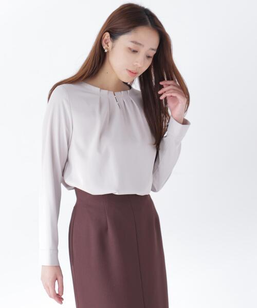 NATURAL BEAUTY BASIC(ナチュラルビューティーベーシック)の「パールポイントブラウス(シャツ/ブラウス・レディース・ベージュ/オフホワイト/ネイビー/ピンク・SMALL/MEDIUM)」の3枚目の写真