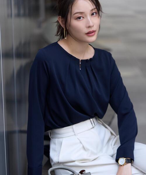 NATURAL BEAUTY BASIC(ナチュラルビューティーベーシック)の「パールポイントブラウス(シャツ/ブラウス・レディース・ベージュ/オフホワイト/ネイビー/ピンク・SMALL/MEDIUM)」の4枚目の写真
