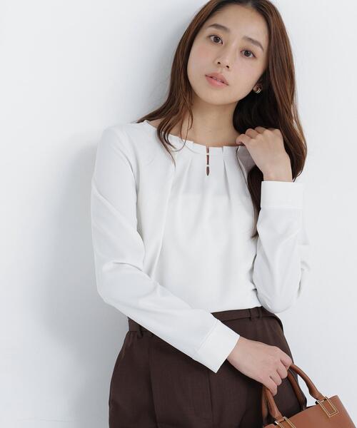 NATURAL BEAUTY BASIC(ナチュラルビューティーベーシック)の「パールポイントブラウス(シャツ/ブラウス・レディース・ベージュ/オフホワイト/ネイビー/ピンク・SMALL/MEDIUM)」の2枚目の写真