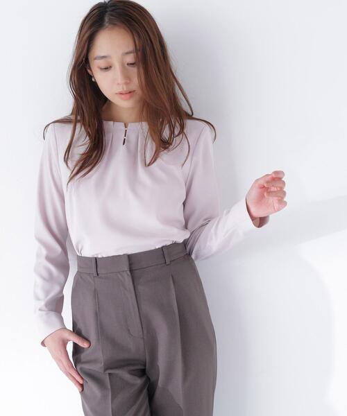 NATURAL BEAUTY BASIC(ナチュラルビューティーベーシック)の「パールポイントブラウス(シャツ/ブラウス・レディース・ベージュ/オフホワイト/ネイビー/ピンク・SMALL/MEDIUM)」の1枚目の写真