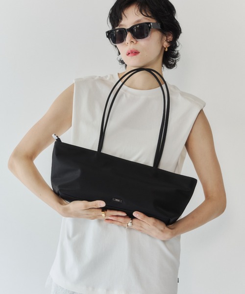 VION(ヴィオン)の「ホリゾンタルナイロンショルダーバッグ / Horizontal Nylon Shoulder Bag(ショルダーバッグ・レディース・ブラック・FREE)」の3枚目の写真