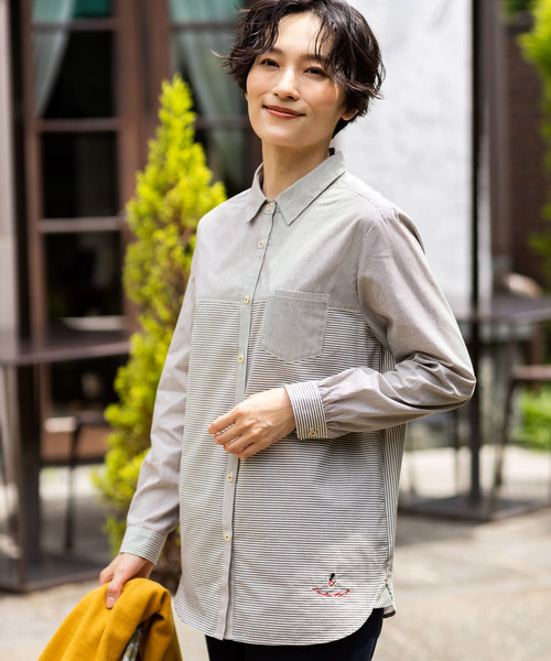 DECOY SINCE 1981（デコイシンスイチキュウハチイチ）の「【chiyoさんコラボ】ロンドンマーチワンポイント刺しゅうストライプシャツ【オーガニックコットン100％】（シャツ/ブラウス・レディース・ネイビー/ブラウン・9号/11号/13号）」の5枚目の写真