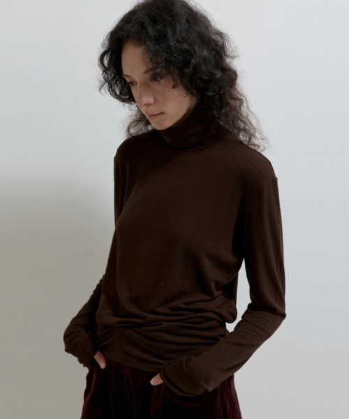 VOYONN(ボヨン)の「ウールレーヨン ウエストフィット タートルネック Tシャツ ブラウン 0196(Tシャツ/カットソー・レディース・ブラウン・FREE)」の3枚目の写真
