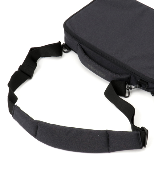 incase(インケース)の「CL60653 Reform Tensaerlite Brief 13(ショルダーバッグ・メンズ・ブラック・ONE SIZE)」の2枚目の写真
