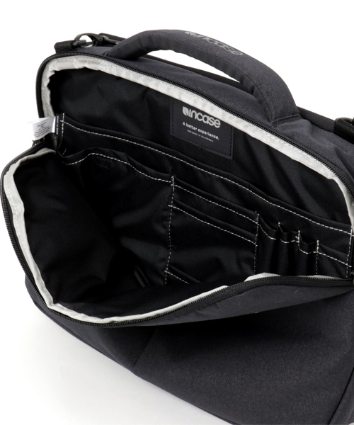 incase(インケース)の「CL60653 Reform Tensaerlite Brief 13(ショルダーバッグ・メンズ・ブラック・ONE SIZE)」の3枚目の写真