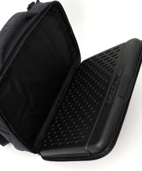 incase(インケース)の「CL60653 Reform Tensaerlite Brief 13(ショルダーバッグ・メンズ・ブラック・ONE SIZE)」の4枚目の写真