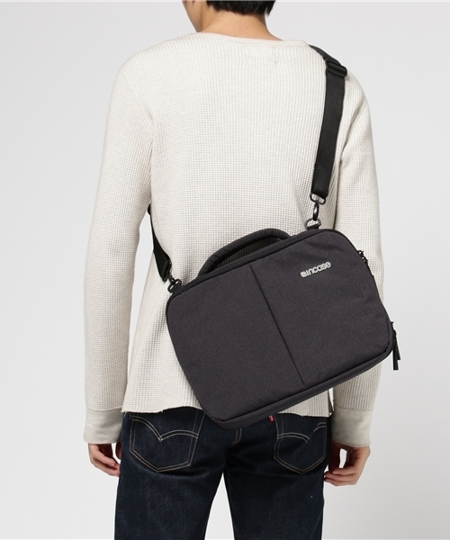 incase(インケース)の「CL60653 Reform Tensaerlite Brief 13(ショルダーバッグ・メンズ・ブラック・ONE SIZE)」の6枚目の写真