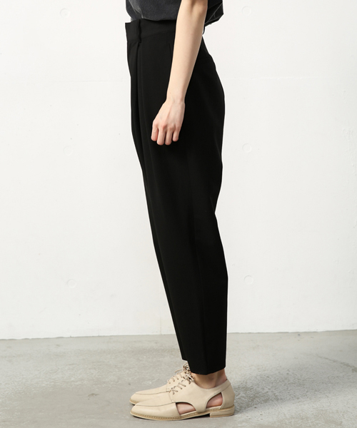 AZUL by moussy(アズールバイマウジー)の「タックハイウエストデニムパンツ(デニムパンツ・レディース・ブラック/ネイビー・MEDIUM/LARGE/SMALL)」の20枚目の写真