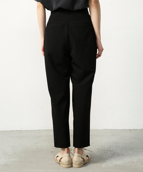 AZUL by moussy(アズールバイマウジー)の「タックハイウエストデニムパンツ(デニムパンツ・レディース・ブラック/ネイビー・MEDIUM/LARGE/SMALL)」の9枚目の写真