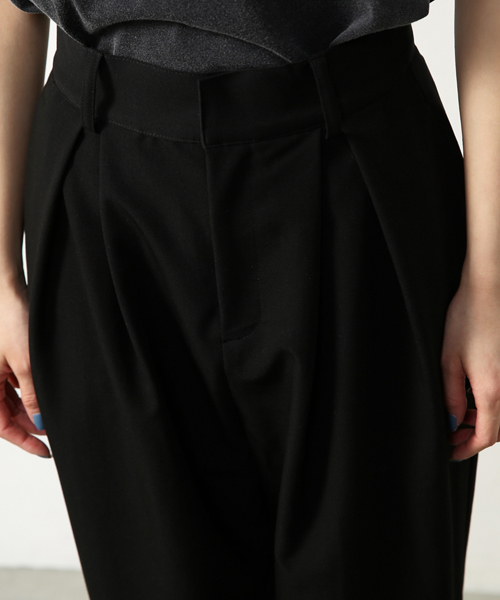 AZUL by moussy(アズールバイマウジー)の「タックハイウエストデニムパンツ(デニムパンツ・レディース・ブラック/ネイビー・MEDIUM/LARGE/SMALL)」の10枚目の写真