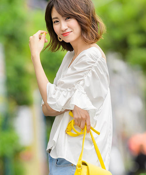 Pierrot（ピエロ）の「フリル袖切り替え ノーカラーシャーリング