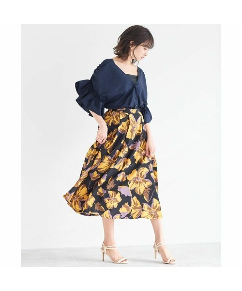 Pierrot（ピエロ）の「フリル袖切り替え ノーカラーシャーリング