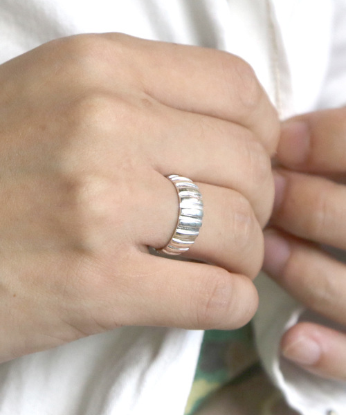 YArKA（ヤーカ）の「【YArKA/ヤーカ】silver925 3d stripe ring[ritta]/立体ストライプリング シルバー925（リング・メンズ・シルバー/ゴールド/ブラック・#11/#13/#15/#17）」の2枚目の写真