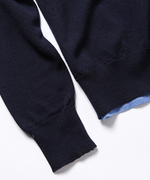 Maison Kitsune（メゾンキツネ）の「V-NECK CLASSIC SWEATER（ニット