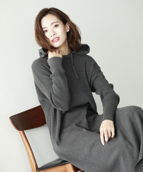 BAYFLOW(ベイフロー)の「ワッフルガラニットワンピース(ワンピース・レディース・カーキ/オフホワイト/チャコール・FREE)」の21枚目の写真